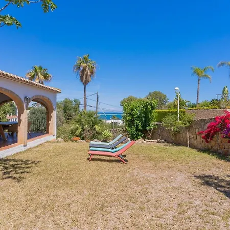 In Denia: Beachfront With Bbq Semesterbostad *