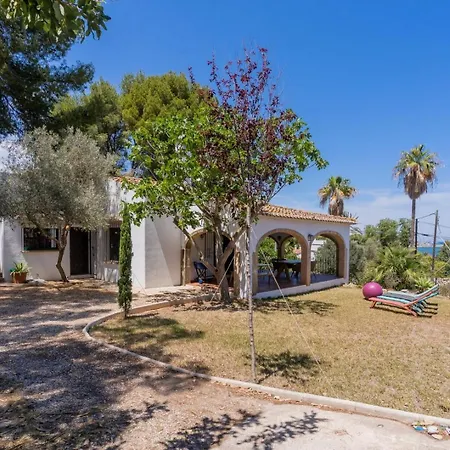 In Denia: Beachfront With Bbq Semesterbostad