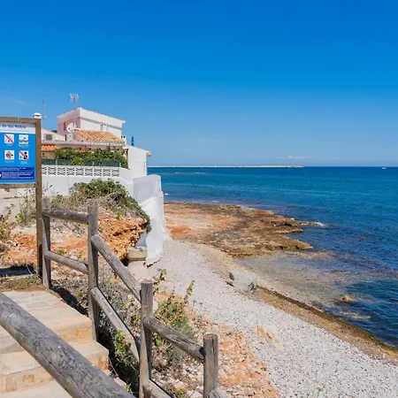 펜션 In Denia: Beachfront With Bbq 데니아