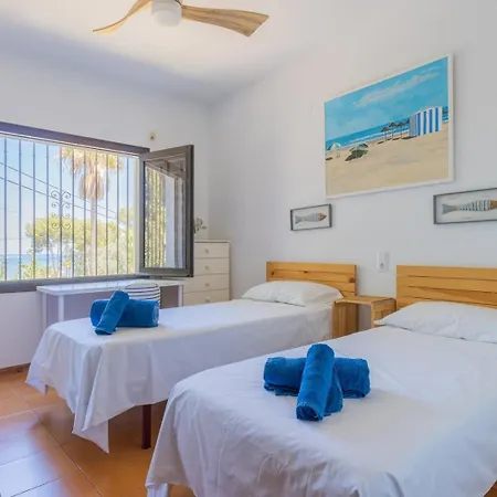 펜션 In Denia: Beachfront With Bbq 데니아