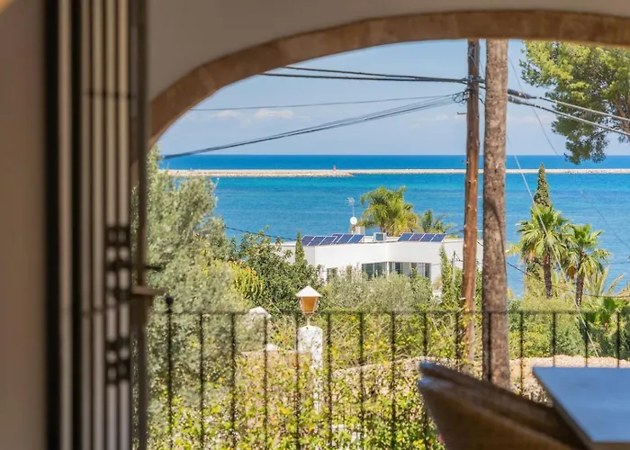 In Denia: Beachfront With Bbq Semesterbostad