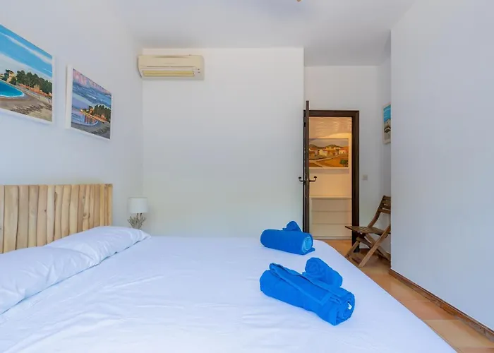 In Denia: Beachfront With Bbq Semesterbostad *