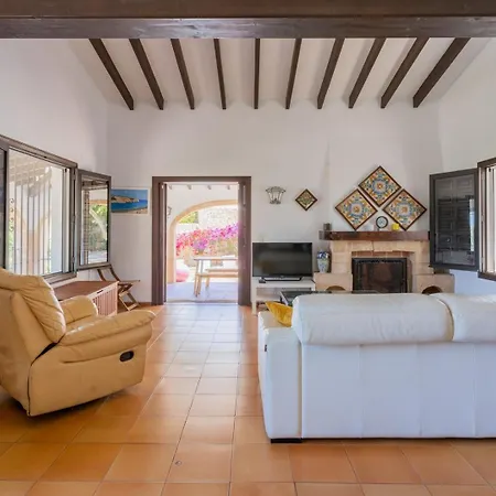 In Denia: Beachfront With Bbq بيت للعطل دينايا