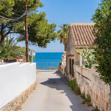 In Denia: Beachfront With Bbq بيت للعطل دينايا