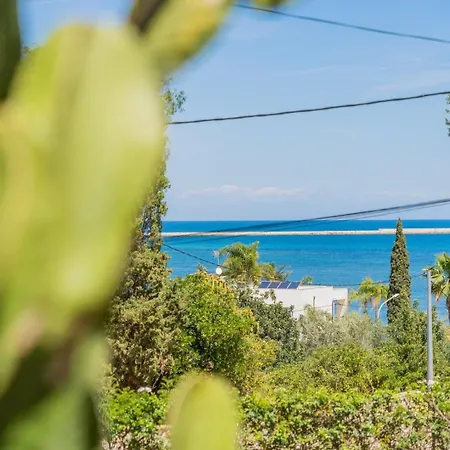 In Denia: Beachfront With Bbq بيت للعطل دينايا